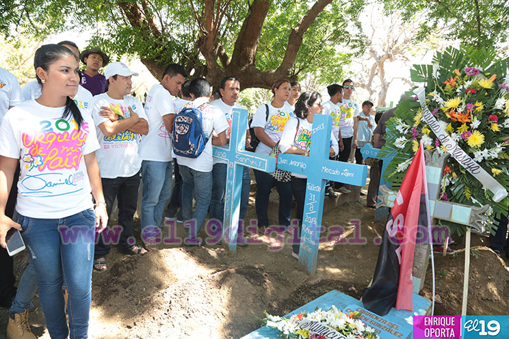 Juventud Sandinista deposita ofrenda florales en tumbas de los h&eacute;roes de la Insurrecci&oacute;n de Monimb&oacute;